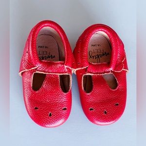 Super cute red Mary Jane’s in size 18-24m in play condition, cute for spring!